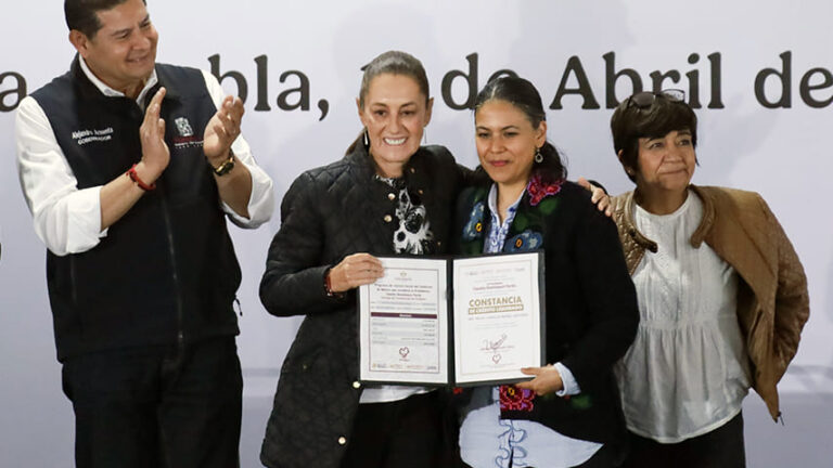 577 familias en Puebla y 828 en Morelos recibieron el documento que les otorga certeza jurídica sobre su patrimonio. | Foto: FOVISSSTE