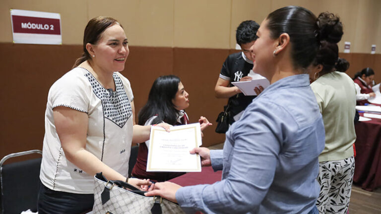 La Gobernadora de Veracruz, Rocío Nahle, subrayó que la entrega es una muestra de la transformación del país en materia de vivienda.