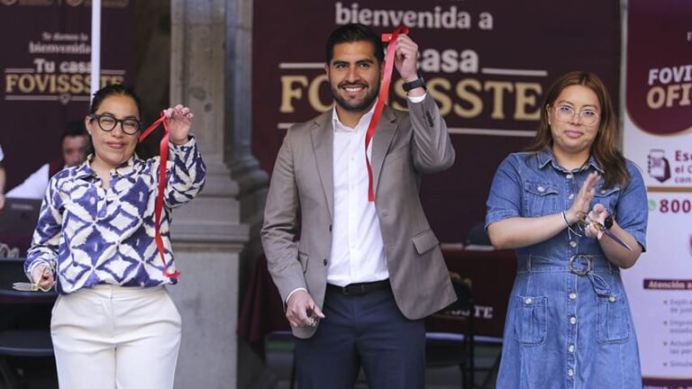 “FOVISSSTE en tu Oficina forma parte de esa visión macro de transformación del Fondo” encaminada a brindar una “atención más cercana, más directa; que más que ver trámites, vea a las personas”, explicó Karen Zavaleta, Subdirectora de Atención a Acreditados y Enlace con Gerencias Regionales.
